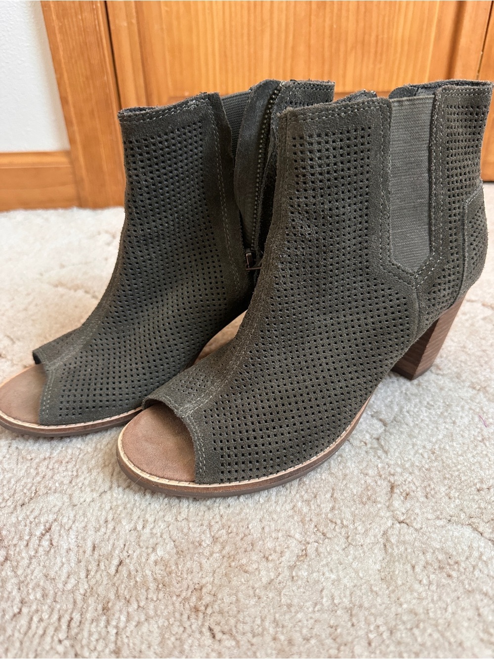 Toms Olive Green Perforated Peep-Toe Ankle Boots - size 8